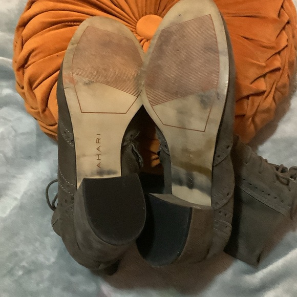 Tahari Gray Joshua Suede Block Heel Ankle Booties Size 9 Women’s - Picture 4 of 4